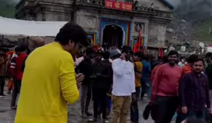 मशहूर व्लॉगर ने केदारनाथ में प्रेमी को पहनाई अंगूठी, वीडियो वायरल