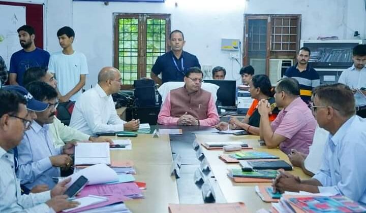देहरादून स्थित आपदा कंट्रोल रूम पहुंचे सीएम धामी, गौरीकुंड हादसे में अधिकारियों से ली जानकारी, दिए यह निर्देश