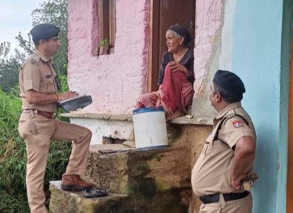 अल्मोड़ा -: पुलिस पहुंची सीनियर सिटीजनों के द्वार, दिया हर संभव मदद का आश्वासन
