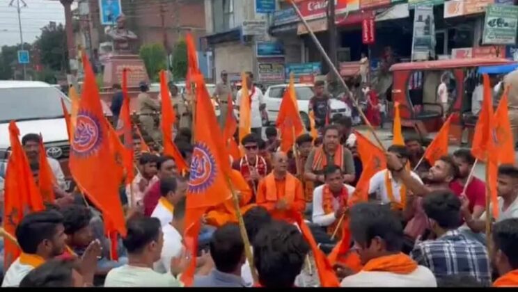 उत्तराखंड :- हरियाणा की घटना का हल्द्वानी में भी विरोध, चौराहे पर किया हनुमान चालीसा का पाठ