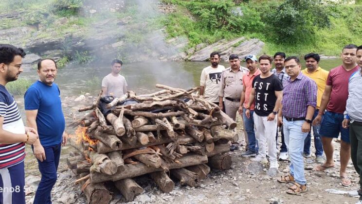 अल्मोड़ा:- हिंदू सेवा समिति के सदस्यों ने किया अज्ञात शव का अंतिम संस्कार