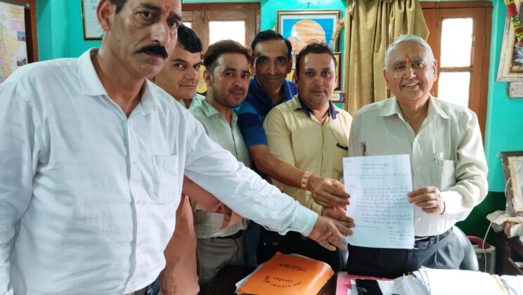 अल्मोड़ा:- आवारा पशुओं को लेकर सामाजिक कार्यकर्ताओं ने उठाए सवाल….. दिया ज्ञापन