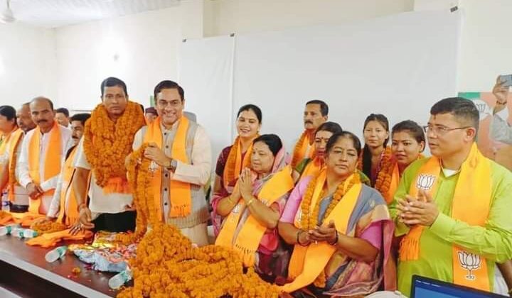 बागेश्वर उपचुनाव में भाजपा को बढ़त, नगर पालिका अध्यक्ष ने सपत्नी थामा भाजपा का दामन