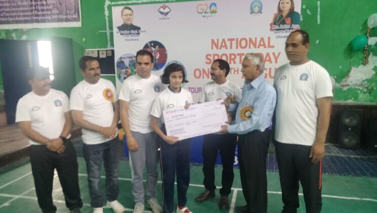 Almora -: मुख्यमंत्री उदीयमान खिलाड़ी उन्नयन छात्रवृत्ति योजना के तहत जनपद स्तर पर चयनित खिलाड़ियों को वितरित किए गए चेक