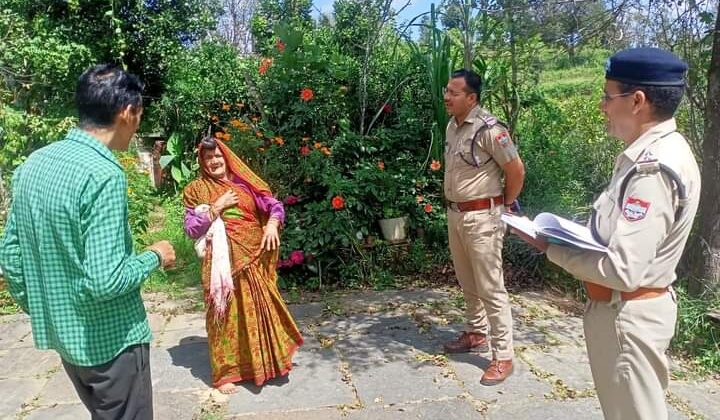 अल्मोड़ा -: पुलिस बन रही एकल बुजुर्गो व वरिष्ठ नागरिकों की मददगार