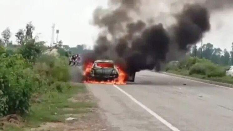 उधम सिंह नगर :- चलती कार बनी आग का गोला, बाल-बाल बचा चालक