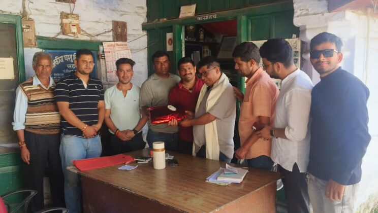 Almora -: व्यापार मंडल ने पशु चिकित्सक गर्बियाल को किया सम्मानित