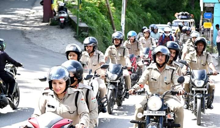 अल्मोड़ा -: पुलिस ने निकाली सड़क सुरक्षा जागरूकता बाइक रैली