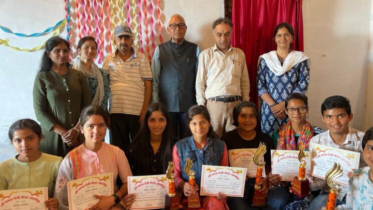 Almora -: कुमाउनी भाषण में मीनाक्षी आर्या ने मारी बाजी