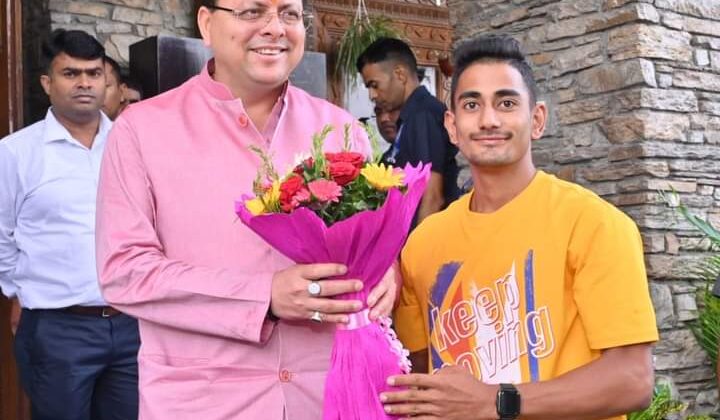 मुख्यमंत्री से मिले पहाड़ के स्टंट मैन चमन वर्मा, सीएम आवास में दिखाया स्टंट