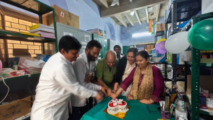 अल्मोड़ा -: जिला एवं महिला चिकित्सालय में ‘फार्मेसी दिवस’ के अवसर पर मरीजों को वितरित किए गए फल