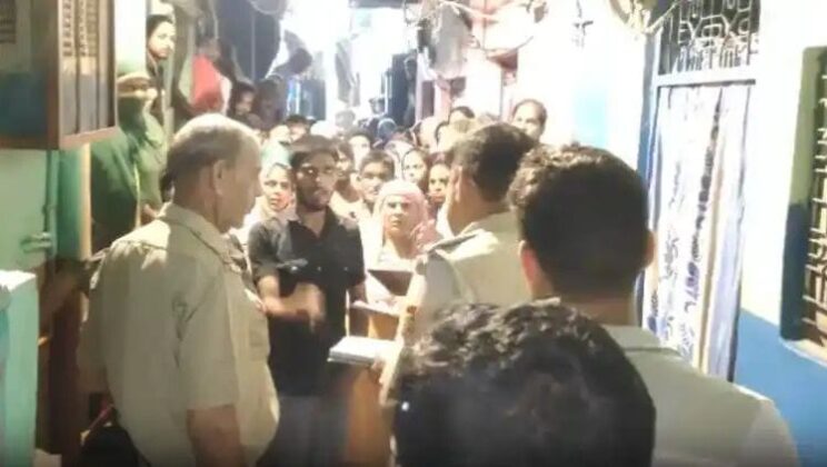 प्रसाद उठाकर खाने से नाराज लोगों ने खंभे से बांधकर मारे बेल्ट और डंडे, हुई मौत