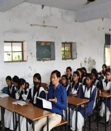 कुमाऊं कमिश्नर दीपक रावत ने मारा स्कूल में छापा, बच्चों ने की शिक्षक की शिकायत