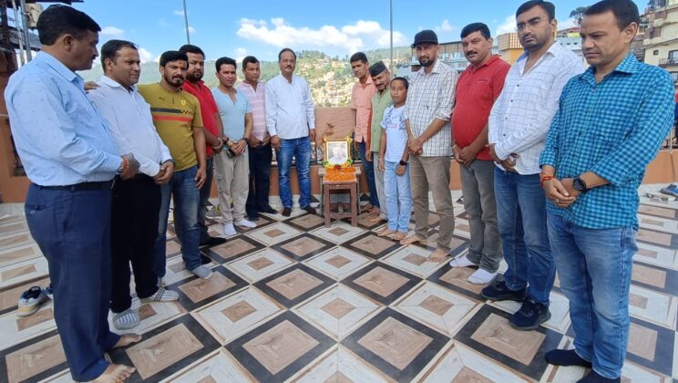 अल्मोड़ा :- पूर्व प्रदेश अध्यक्ष के निधन पर भाजपा कार्यकर्ताओं ने आयोजित की शोक सभा