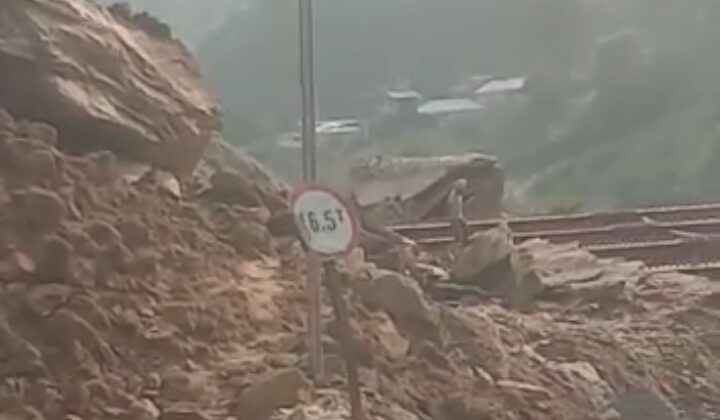 बड़ी खबर -: क्वारब पुल के समीप अल्मोड़ा-हल्द्वानी मार्ग में मलबा आने से यातायात बंद