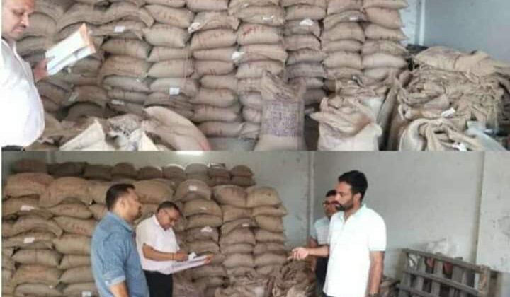 सरकारी राशन की कालाबाजारी की सूचना पर एसडीएम ने मारा छापा, गोदाम में भारी मात्रा में मिला सरकारी चावल