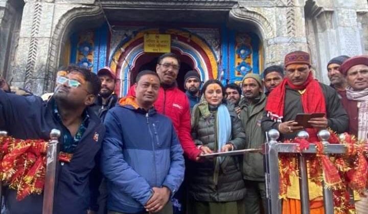 बाबा केदार का आशीर्वाद लेने पहुंची बॉलीवुड क्वीन रानी मुखर्जी, लगी प्रशंसकों की भीड़