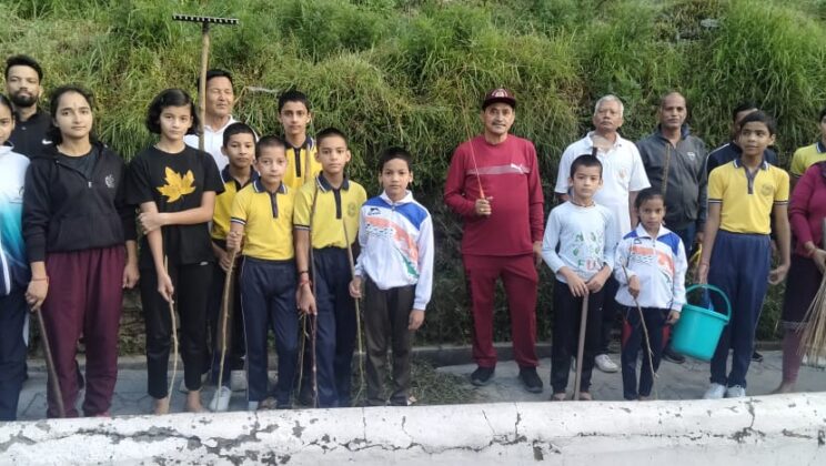 अल्मोड़ा – साफ-सफाई कर चलाया गया ‘स्वच्छता अभियान’, लिया गया कर्तव्य और जिम्मेदारियां को समझने का संकल्प