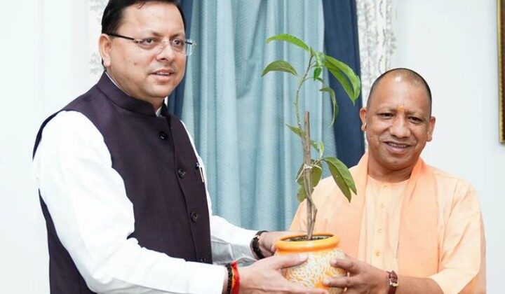 तीन दिवसीय दौरे पर उत्तराखंड पहुंचे सीएम योगी आदित्यनाथ……. मुख्यमंत्री पुष्कर सिंह धामी से की मुलाकात