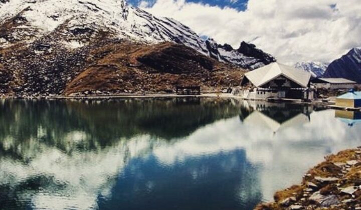 Uttarakhand- राज्य में स्थित गुरुद्वारा हेमकुंड साहिब के बंद हुए कपाट…… अंतिम अरदास में शामिल हुए 3000 से अधिक श्रद्धालु