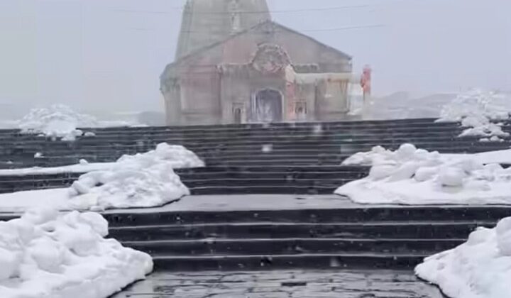 Uttarakhand- सीजन की पहली बर्फबारी से सजा केदारनाथ धाम….. सुहावना नजर आया दृश्य