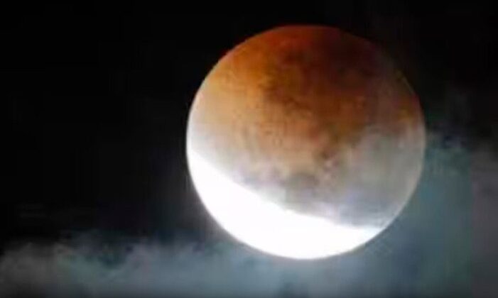 नई दिल्ली:- समाप्त हुआ साल का अंतिम चंद्र ग्रहण….. भारत के अलावा इन देशों से नजर आया ग्रहण