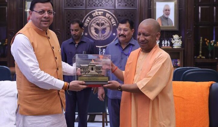 Uttarakhand- यूपी के सीएम योगी आदित्यनाथ से मिले मुख्यमंत्री पुष्कर सिंह धामी…. भेंट किया यह खास तोहफा