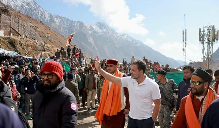 केदारनाथ में राहुल गांधी -: श्रद्धालुओं को परोसा भंडारा