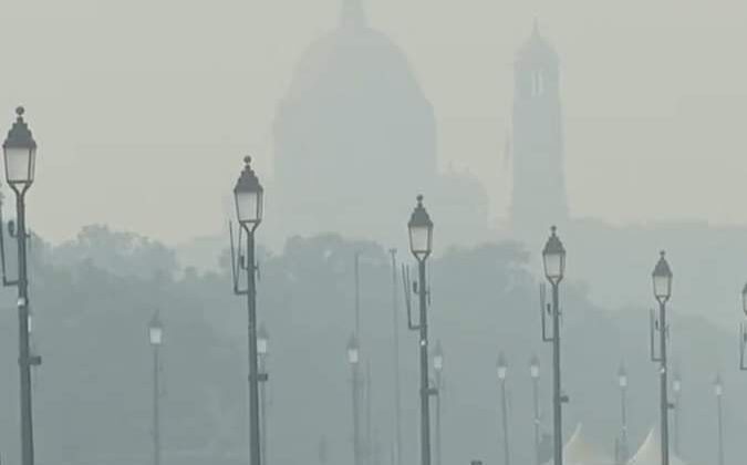 राजधानी दिल्ली की हवा में फिर घुला जहर, कई इलाकों में 400 के पार पहुंचा एक्यूआई