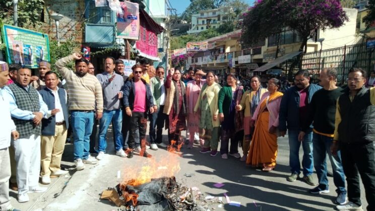 अल्मोड़ा:- भारतीय जनता पार्टी महिला मोर्चा के नेतृत्व में किया गया बिहार के मुख्यमंत्री का पुतला दहन….. पढ़े पूरी खबर