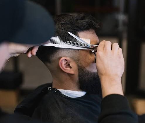 बाल काटने को लेकर हुए विवाद के दौरान कैंची घोंपकर मजदूर की हत्या