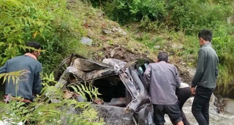 हादसा -: अनियंत्रित होकर गहरी खाई में जा गिरी मैक्स, 10 लोग थे सवार