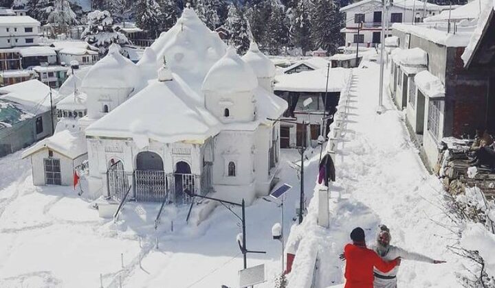 Uttarakhand- गंगोत्री और यमुनोत्री में हुई सीजन की पहली बर्फबारी….. तापमान में आई गिरावट….पढ़े पूरी खबर