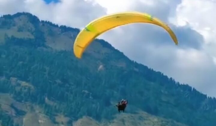 Uttarakhand-टिहरी एक्रो फेस्टिवल के तीसरे दिन पैराग्लाइडरों ने दिखाएं हवा में करतब…… पढ़े पूरी खबर