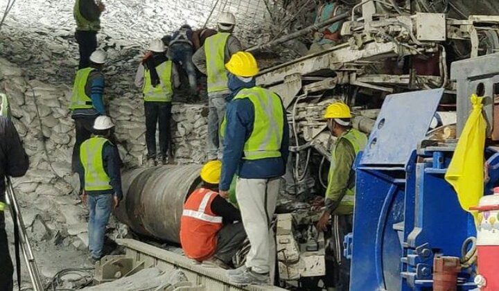 Uttarakhand- श्रमिकों के बाहर निकलने पर मनाया गया जश्न……. आतिशबाजी और बिगुल बजाकर जाहिर की गई खुशियां