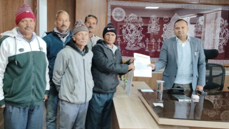 अल्मोड़ा:- जल जीवन मिशन की मांग को लेकर ग्राम गंगोला कोटुली के लोगों द्वारा जिलाधिकारी को सौंपा गया ज्ञापन