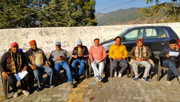 अल्मोड़ा:- पूर्व प्रधानमंत्री अटल बिहारी वाजपेई की जयंती को सुशासन दिवस के रूप में मनाने को लेकर आयोजित की गई बैठक