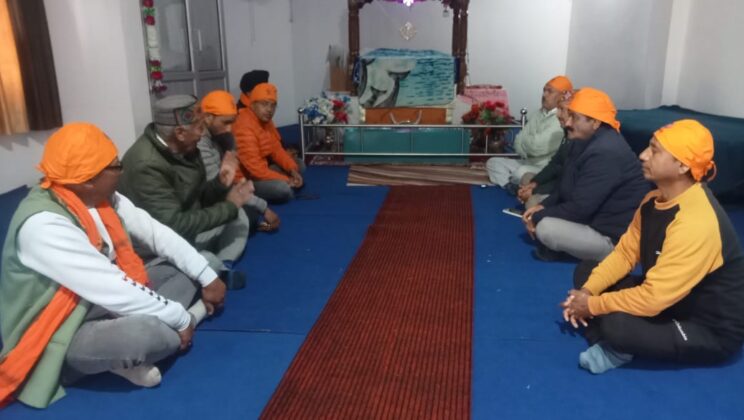 अल्मोड़ा:- गुरुद्वारे में अरदास करते हुए भाजपा कार्यकर्ताओं ने मनाया वीर बाल दिवस