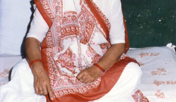 नैनीताल:- मौनी माई के जन्मदिन पर जरूरतमंदों को बांटे गए ऊनी स्वेटर और कंबल