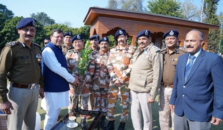 Uttarakhand -: नववर्ष के उपलक्ष पर मुख्यमंत्री धामी ने भारतीय प्रशासनिक सेवा के वरिष्ठ अधिकारियों से की भेंट