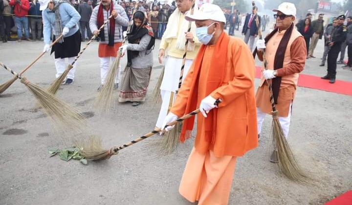 स्वच्छ तीर्थ अभियान का शुभारंभ, नारों के बीच मुख्यमंत्री योगी ने लगाया झाड़ू, उठाया कूड़ा