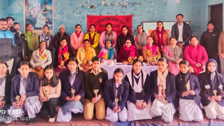 अल्मोड़ा :- वरीयता सूची में स्थान प्राप्त छात्राओं की माताएं सम्मानित, पढ़े पूरी खबर