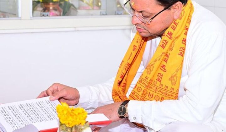 Uttarakhand- राज्य के मुख्यमंत्री पुष्कर सिंह धामी ने टपकेश्वर मंदिर में पूजा अर्चना करते हुए वर्चुअल माध्यम से किए रामलला के दर्शन