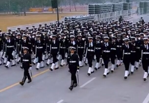 नई दिल्ली:- गणतंत्र दिवस पर नारी शक्ति ने किया शौर्य का प्रदर्शन….. परेड का हिस्सा बनी 16 झांकियां….. राष्ट्रपति ने तिरंगा फहराकर दी बधाई