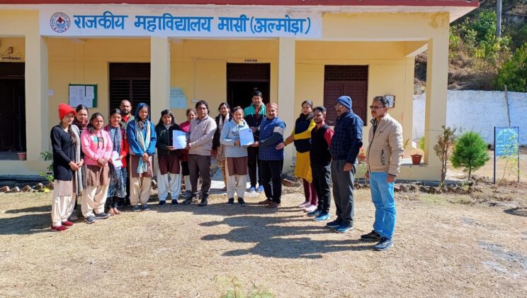अल्मोड़ा:- राजकीय विद्यालय मासी में मेधावी छात्राओं को दी गई छात्रवृत्ति….. पढ़े पूरी खबर