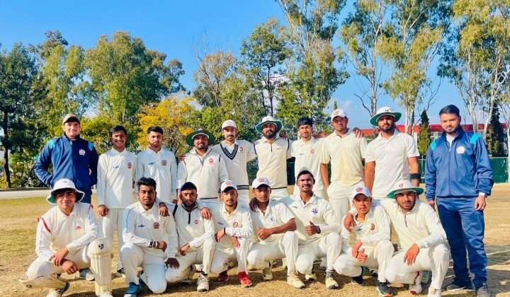 अल्मोड़ा:- नॉर्थ जोन अंतर विश्वविद्यालयी प्रतियोगिता में श्रीदेव सुमन विश्वविद्यालय को हराकर दूसरे राउंड में पहुंची सोबन सिंह जीना विश्वविद्यालय की क्रिकेट टीम