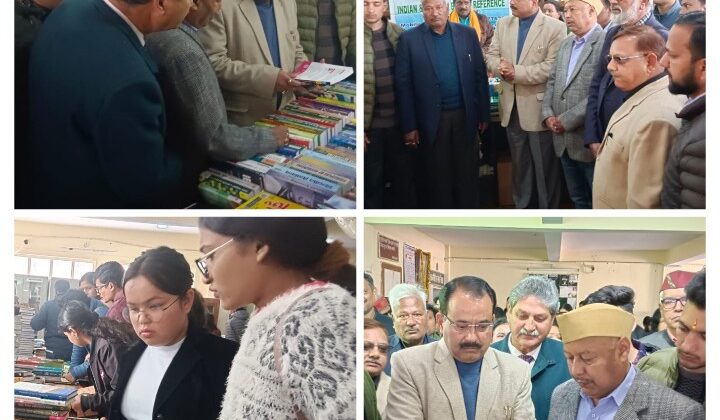 अल्मोड़ा:- सोबन सिंह जीना के पुस्तकालय में पुस्तक मेले का उद्घाटन