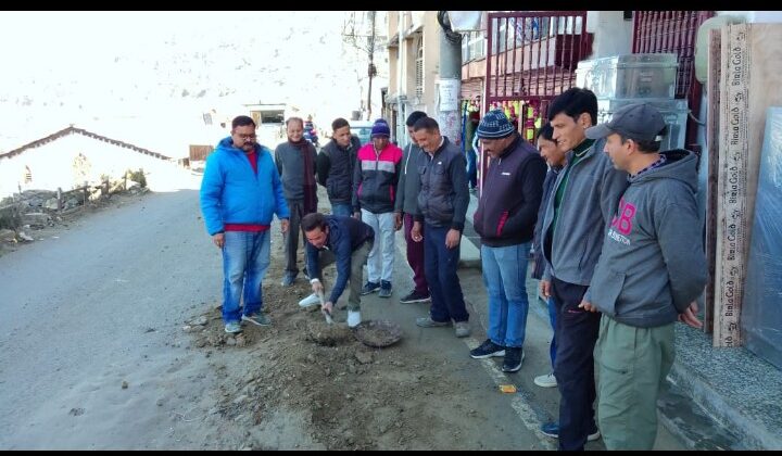 अल्मोड़ा:- जाखनदेवी सड़क की दुर्दशा पर चढ़ा सभाषद का पारा,लोगों के साथ सड़क से खुद साफ की मिट्टी…कहा जल निगम और ठेकेदार की लापरवाही का खामियाजा भुगत रही जनता