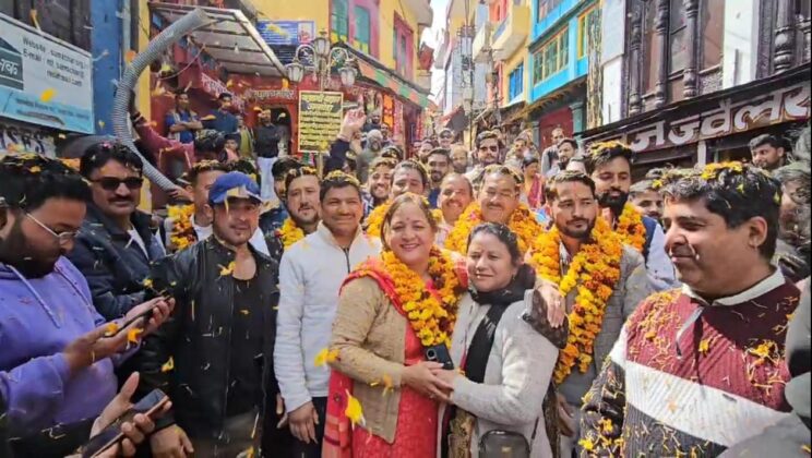 अल्मोड़ा:- प्रांतीय उद्योग व्यापार नगर मंडल के विजय प्रत्याशियों ने निकाला जुलूस