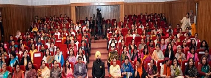 Uttarakhand:- राजभवन में सम्मानित हुई महिलाएं….. मेधावी छात्राओं को दिया गया पुरस्कार